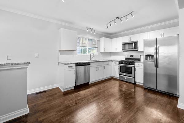$1,800 / 3br - Hazel Park- Stunning 3 Bedroom 1 Bath Home Available Now! (Hazel Park)63937876627971122