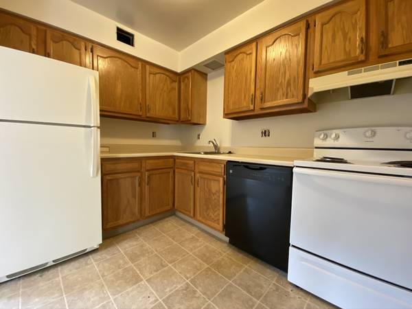 $1,095 / 2br - Charming 2BR at The Bellwood Manor! Central A/C & MORE! - Call Today!! (Bellevue / West View / Avalon / Ross Township)64013364045443120