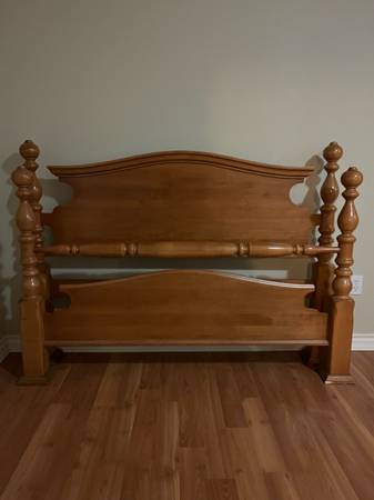 Solid Maple Antique Queen Bed Frame with Rails 1
