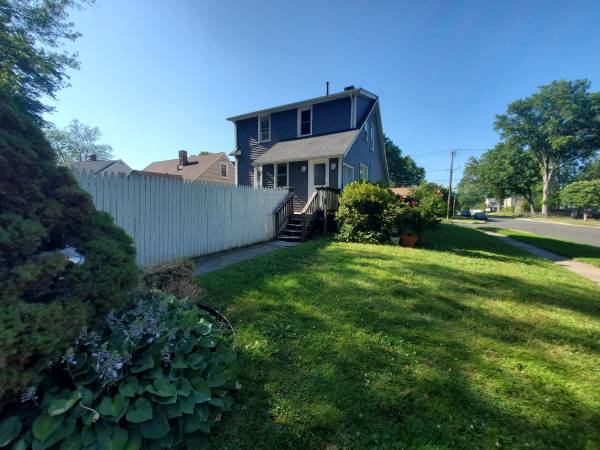 $427,000 / 3br - 1498ft2 - Bungalow estilo Cape en West Hartford, listo para mudarse, véalo ahora (West Hartford)63989074072579121