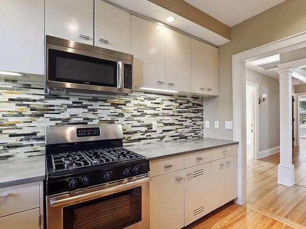 $820 / 2br - 1363ft2 - ''Updated 2BR Apartment in Mount Curve''!! (Minneapolis)63797857685635121