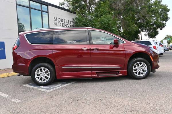 2020 *Chrysler* *Pacifica* *Touring L Mobility Handicap - $45,900 (Wheelchair Accessible)63612075246977124