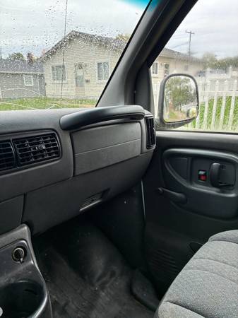 2002 Chevrolet Express 2500 - Photo 8