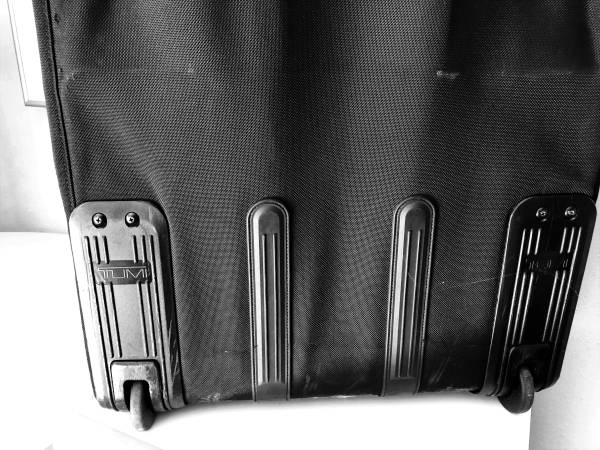 Maleta vertical con ruedas Tumi negra de 26" - $350 (área de Hillcrest)63471472589571122