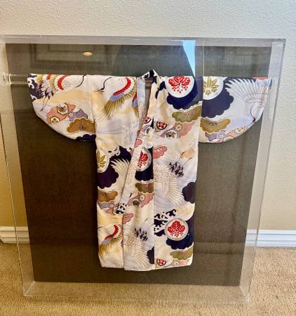 Acrylic / Plexiglass Case Child’s kimono-very Beautiful! 1