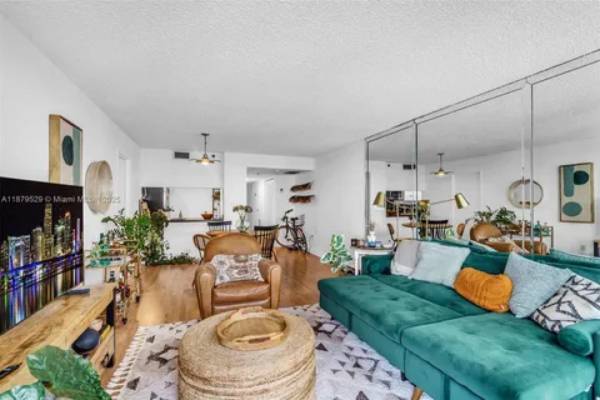 $1,860 / 1br - 890ft2 - Penthouse Living at Venetia Condominium! (Miami)63769571448963121