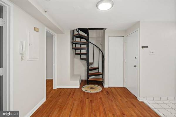 $2,200 / 2br - 917ft2 - Amplio condominio de 2 habitaciones + ático en Washington Square West (WASHINGTON SQ)63666799690883122