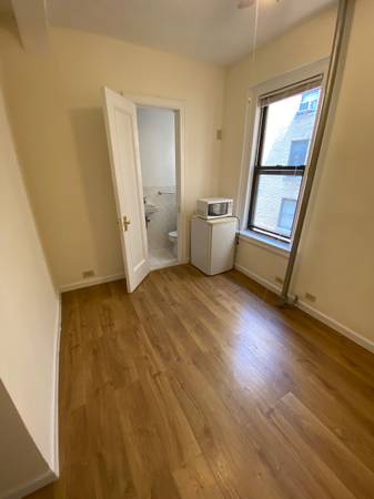 $1,100 Very affordable tiny  studio, private bath ,24hr doorman, elev (Upper West Side)63788505799555121