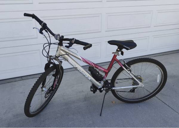 TRIAX 24" 21 Speed Bike 1