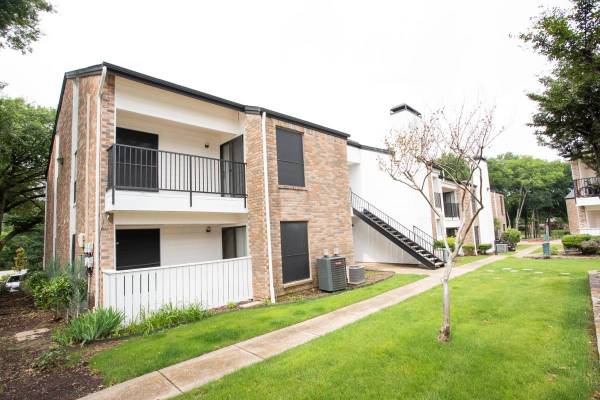 $1,495 / 2br - 1000ft2 - BBQ/Picnic Area, Fireplace, Hardwood Floors (4328 Duck Creek Dr, Garland, TX)63846411905539121