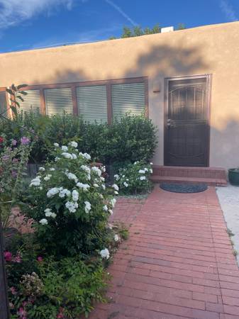 $2,050 / 1br - 800ft2 - Hermoso espacio de vida contemporáneo completamente amueblado y de concepto abierto (Santa Fe)63806069494659122