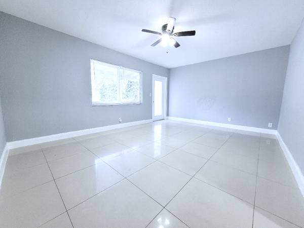$2500.00 / 3br - 1200ft2 - Comfortable 3 Bed, 2 Bath Corner Home in Fort Lauderdale - $2500/mo63825139179777123