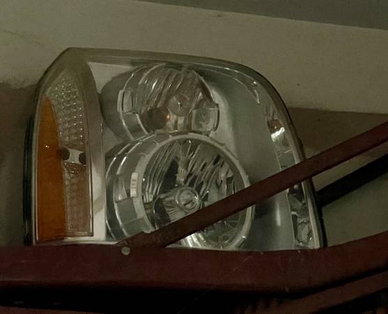 Passenger side headlight for 2007-2014 Yukon 1