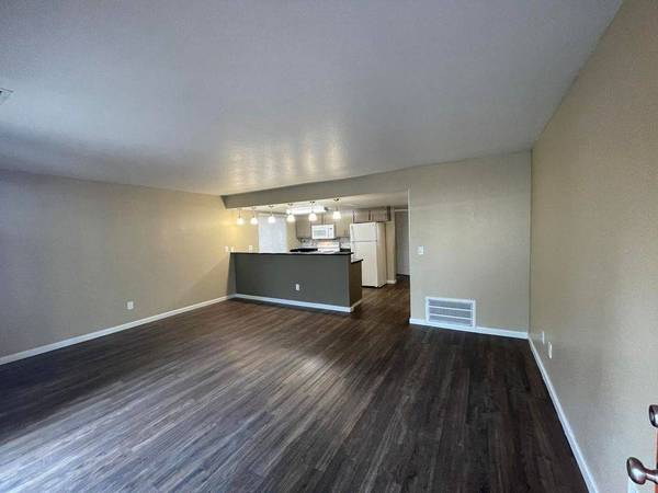 $960 / 1br - 750ft2 - ~Elegant 1BR in Adams Point – Hardwood Floors & Bright Windows (oakland west)64023718872322123