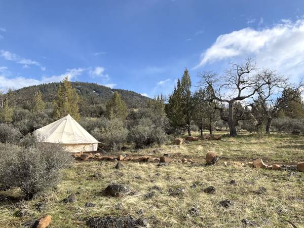 $215,000 / 1br - 500ft2 - Terreno con vista a la montaña, casa pequeña y taller a 30 minutos de Ashland63654692835073124