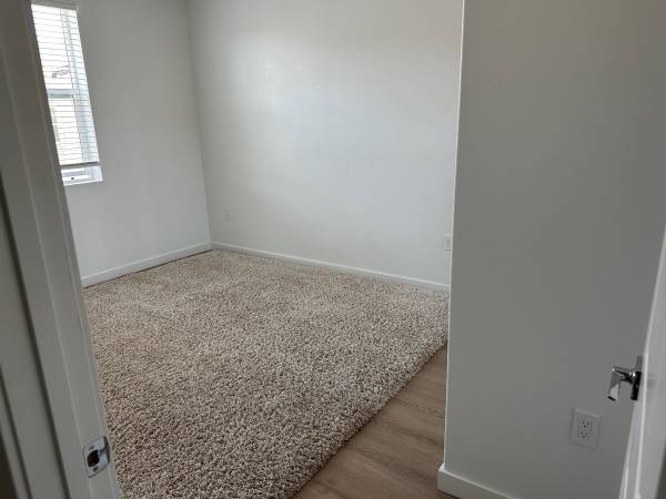 $1,100 / 4br - Room in Midtown (Ventura)63800428418561122