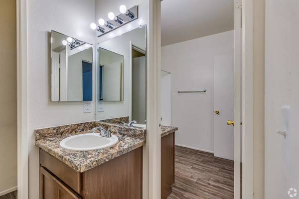 $1,075 / 2br - 912ft2 - This deal won't last long! Gorgeous 2 bed, 1.5 bath! Prime location. (Las Vegas)63859500563457123