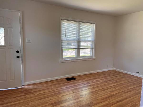 $800 / 2br - 726ft2 - Vivienda actualizada de 2 habitaciones en lote esquinero cerca de la pista de patinaje de Gibsons (Muncie)63680211931777122