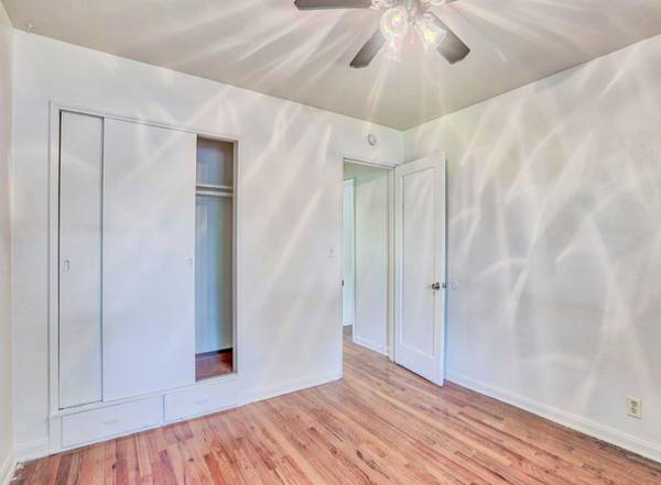 $1,350 / 1br - $300 DE DESCUENTO EN TU 1ER MES! Pisos de madera dura, calefacción individual, armarios grandes (Distrito Hawthorne)63841709244291124