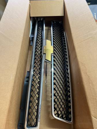 Grille pieces for Suburban 1