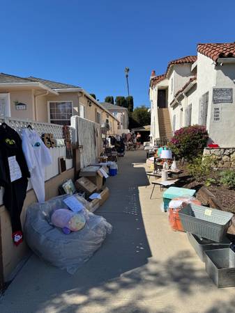 MULTIPLE HOUSEHOLD HOLLYWOOD YARD SALE 1