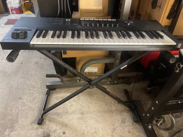 Native Instruments Komplete S49 MK2 piano Keyboard 1