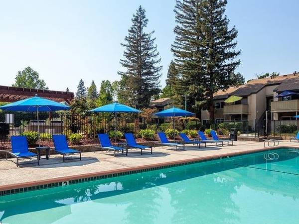 $1,995 / 2br - 910ft2 - Ideal 2 BR Apartment in Prime Location! (East Sacramento)63900568917635121