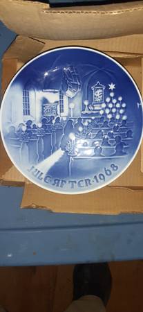 B&h Christmas plates (10) 1