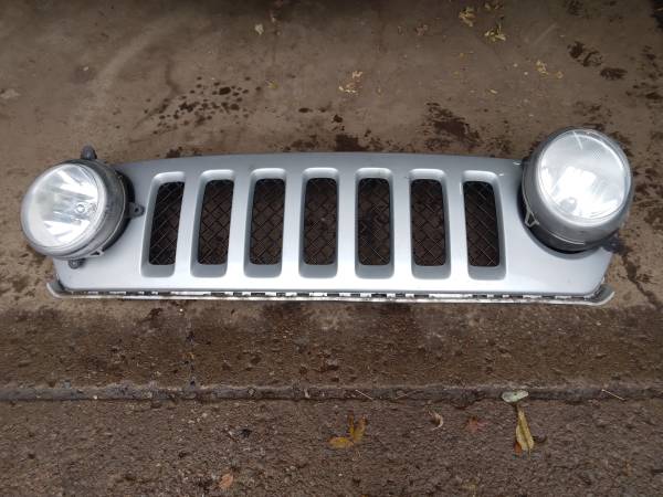 2011 Jeep Patriot grille and headlamps 1
