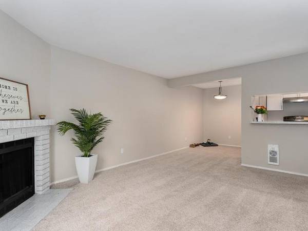 $2,125 / 2br - 910ft2 - Rare Opportunity: 2 BR/2 BA with Comfortable Courtyard (Federal Way)63862286995329124