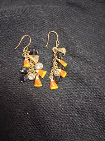 Candy corn dangling earrings 1