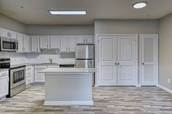 $1,315 / 2br - 990ft2 - Window Coverings, Cable Ready, Pond (Jacksonville)64005272839170124