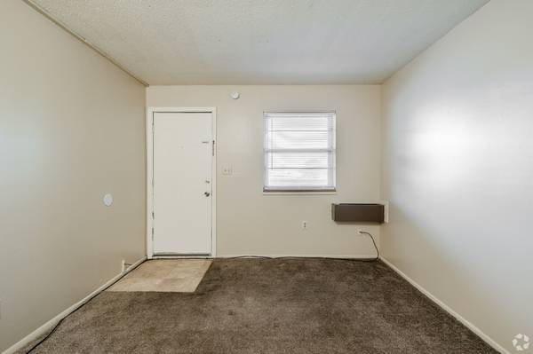 $425 / 1br - 450ft2 - Courtyard Renting is a Dream Come True! (Emporia)63624470472707122