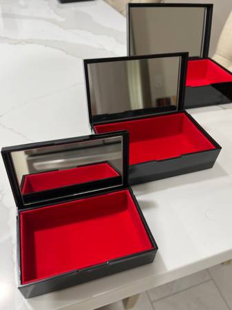 Lacquer-like black boxes, three that fit into each other 1