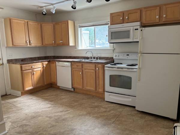 $3,400 / 4br - 384 St Paul Street #1 4 Bedroom Available Now! (Burlington)63784663226243121