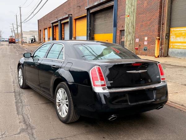 2014 Chrysler 300 AWD 2 dueños título limpio - $4,500 (Bensonhurst)63654718275459124