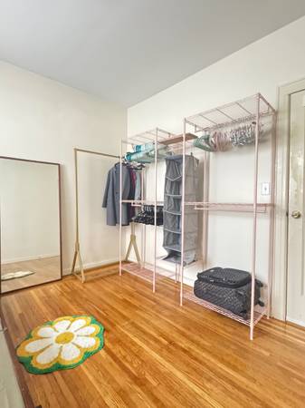 $1,270 Spacious and sunny bedroom in Sunnyside63854289447809123