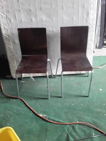 2 modern looking chairs. In Good Condition. 1