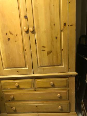 🪵 Solid Pine Armoire / Wardrobe – Gorgeous Carved Detail 1