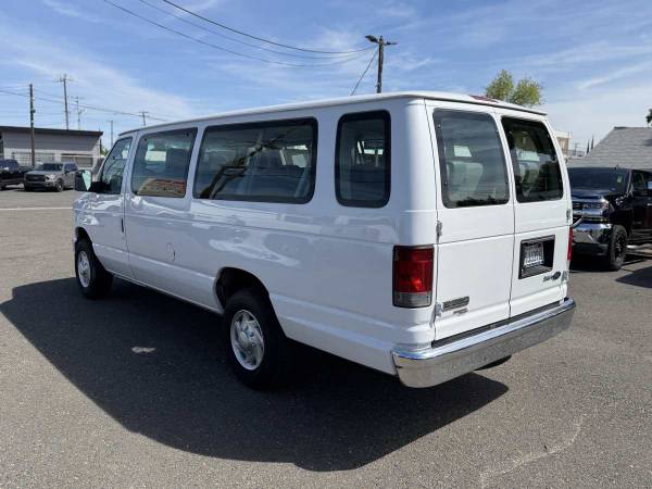 2012 Ford Econoline Wagon XLT - Photo 2