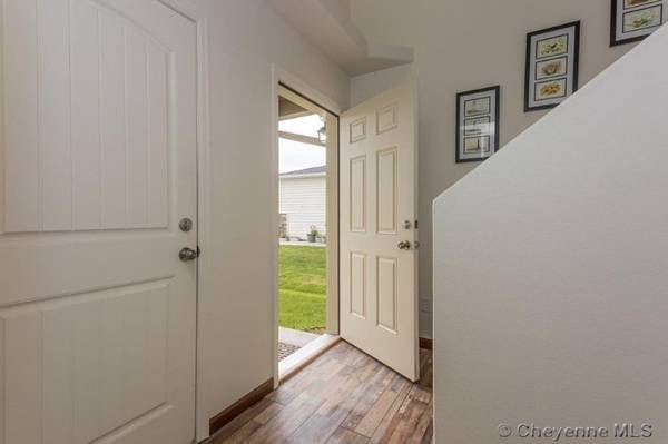 $1875.00 / 3br - 2130ft2 - Lovely 3 bed/3 bath home in desirable Saddle Ridge64018614339842121