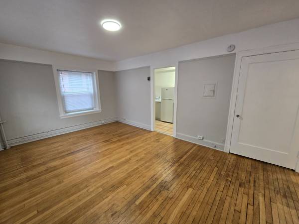 $1,275 / 420ft2 - Belltown corner unit!  Fresh paint and new blinds! Charm galore! (Belltown)63934419463682121