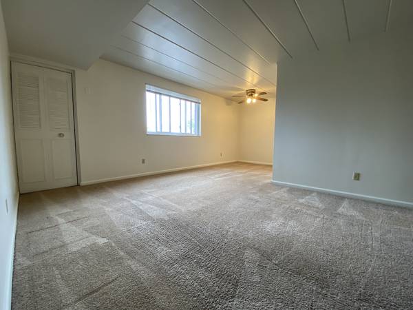 $1,050 / 2br - ¡Amplio departamento de 2 habitaciones en Four Seasons! Aire acondicionado central, lavavajillas y más (Plum/Monroeville/Boyce Park/Plum Borough)63664526074881121