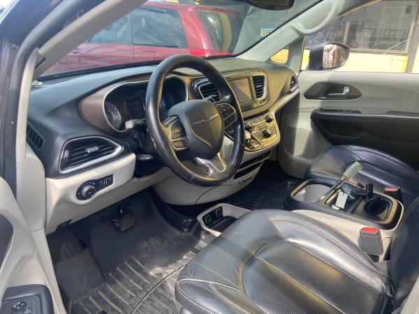 2019 Chrysler Pacifica Touring L - $8,900 (Brooklyn NY)63437673201409124
