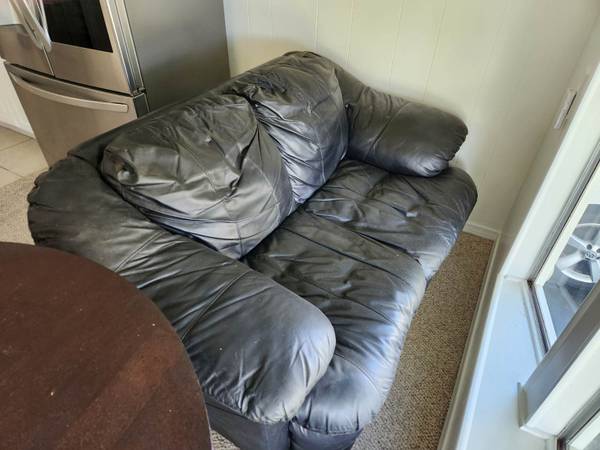BLACK LEATHER LOVE SEAT 1