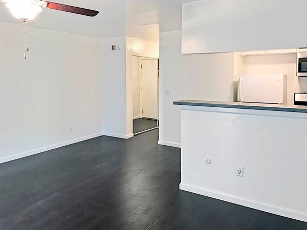 $1,945 / 500ft2 - Studio with Balcony - Walk to USC - $1000 Move-In Special (2711 Ellendale Pl, Los Angeles, CA)63953216387459123