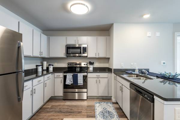 $1,100 / 2br - 964ft2 - 2 BD 2 BA Top Floor Housing Accepted $500 deposit63838113044225120