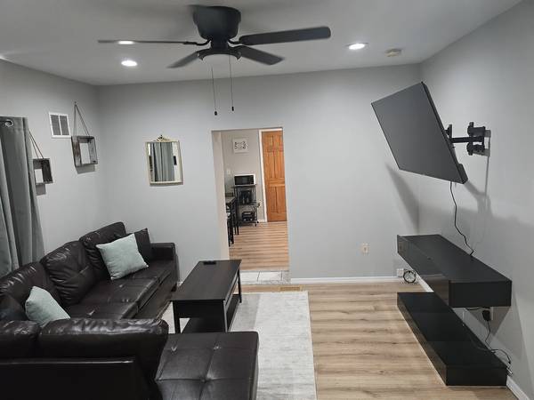 $1,200 / 1br - 800ft2 - -A well furnished & Spacious One Bedroom private Apartment. (Fairfax)64199875692035120