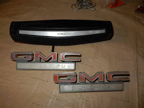 1973-1977 Horn Button Cover and Sprint Emblems 1