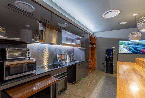 $1,900 / 1br - 658ft2 - Luxury Meets Nature: Unbeatable City Views (Portland)63672671230467122